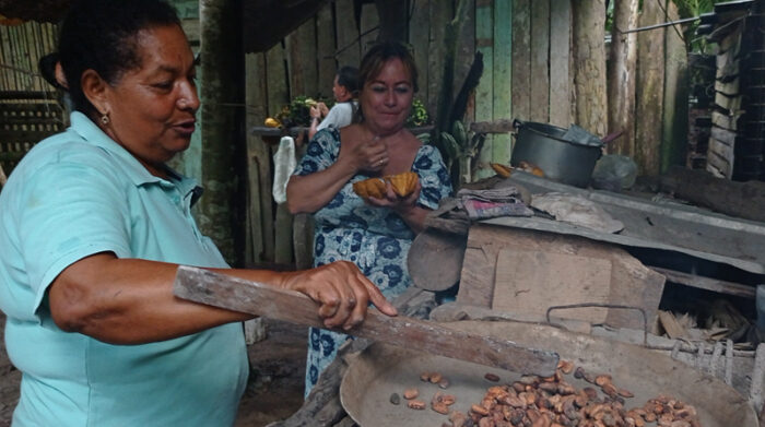 Mamá Lucy prepara chocolate caliente con el cacao que cultiva en el recinto Guachal, a unos 5 kilómetros de la playa de Súa. Los turistas pueden degustarlo. Foto: Roxana Madrid / EL COMERCIO y EFE