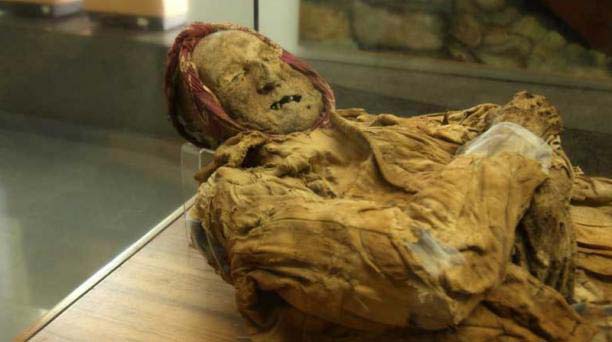 La momia de Guano, una de las más famosas de Ecuador, ha abierto una incógnita sobre su identidad, tras un reciente análisis a su vestimenta. Foto: EL COMERCIO.