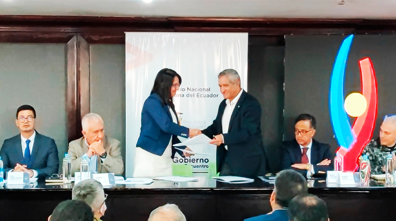 Este viernes 19 de agosto, el Servicio Nacional de Aduana del Ecuador firmó un convenio de cooperación interinstitucional. Foto: Twitter @SENAE_Aduana