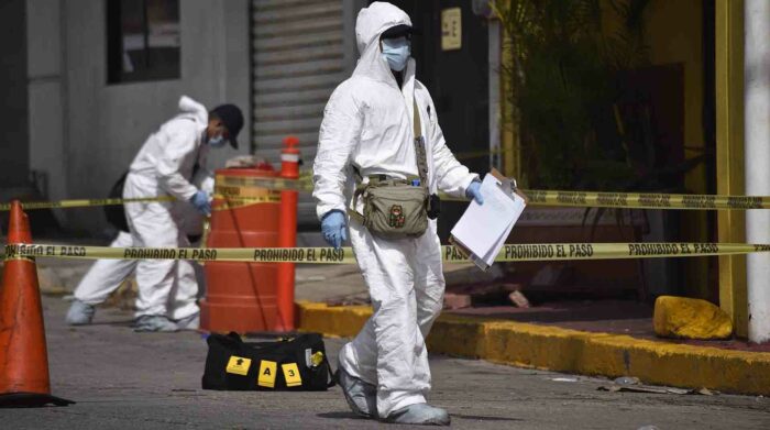 Expertos forenses que continúan con las investigaciones en la ciudad de Coatzacoalcos, en el estado de Veracruz. Foto: EFE.