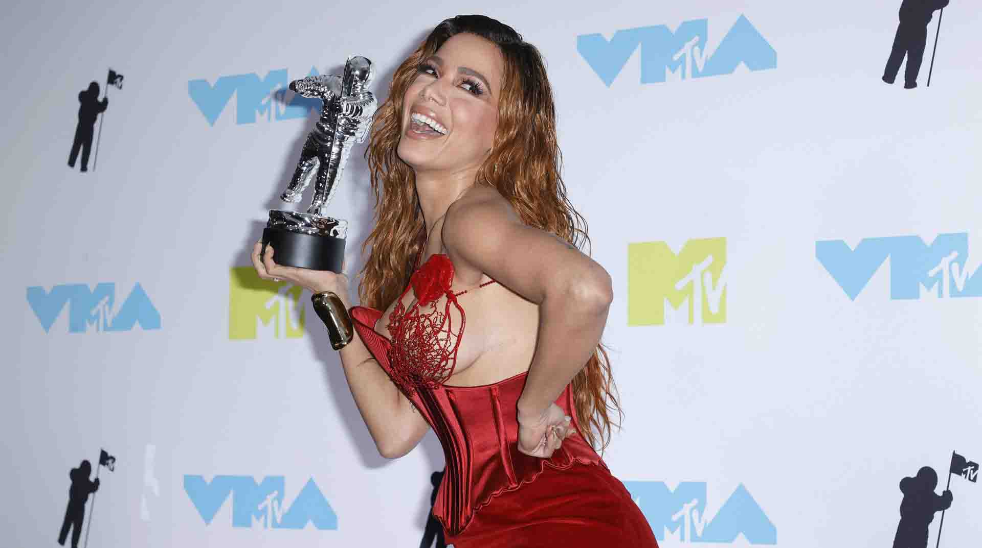Anitta, ganadora del premio Best Latin, posa en la sala de prensa de los MTV Video Music Awards en el Prudential Center de Newark, Nueva Jersey, Estados Unidos. Foto: EFE.