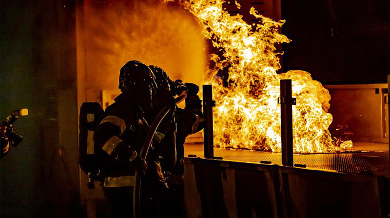Imagen referencial. Les tomó más de dos horas a los bomberos apagar el fuego. Foto: Pixabay