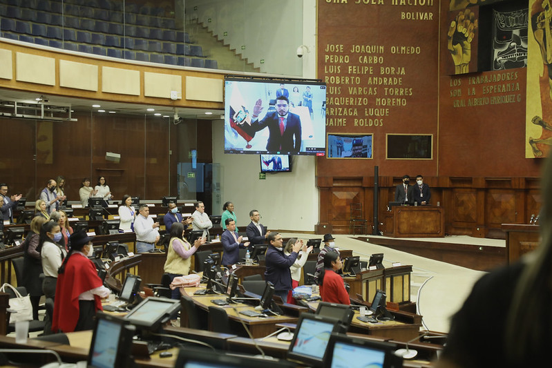 Asambleístas correístas de Unes aplaudieron la posesión virtual de Raúl González el pasado jueves 11 de agosto. Foto: Asamblea