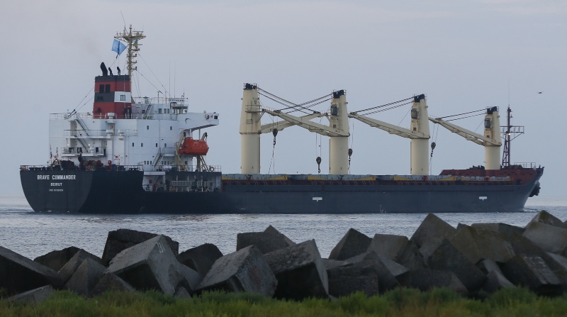 El barco Brave Commander parte del puerto de Pivdennyi, en el sur de Ucrania, el 16 de agosto con destino a Etiopía, lleno de cereales. Foto: EFE.