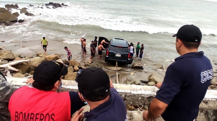 Vehículo fue rescatado de la playa de Bahía, cantón Sucre, Manabí