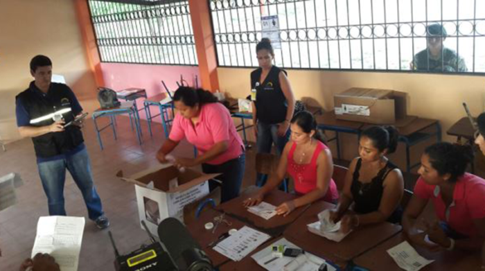 Imagen referencial. Las personas analfabetas pueden ejercer su derecho al voto facultativo o voluntario. Foto: CNE