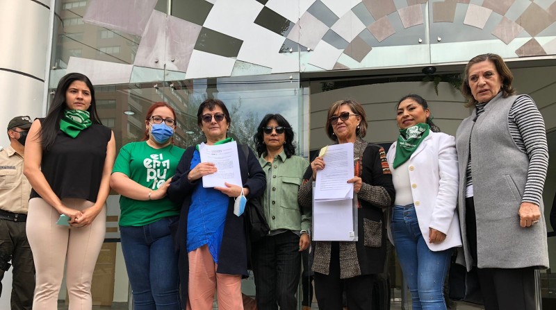 Representantes de organizaciones feministas y de derechos humanos acudieron a la Corte Constitucional este jueves 4 de agosto del 2022. Foto: Yadira Trujillo Mina / EL COMERCIO.