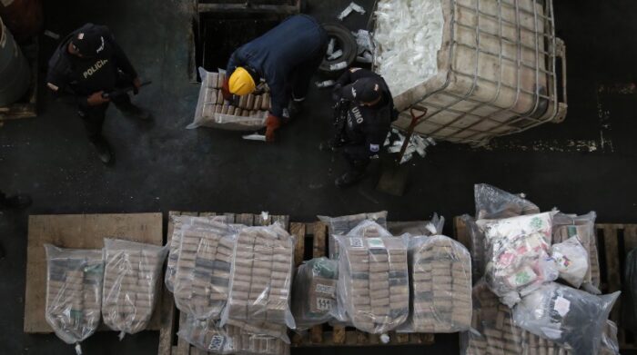 Imagen referencial. Una tonelada de cocaína, decomisada en varios operativos por la Policía Antinarcóticos, fue destruida e incinerada en una localidad de Quito. Foto: Diego Pallero / EL COMERCIO