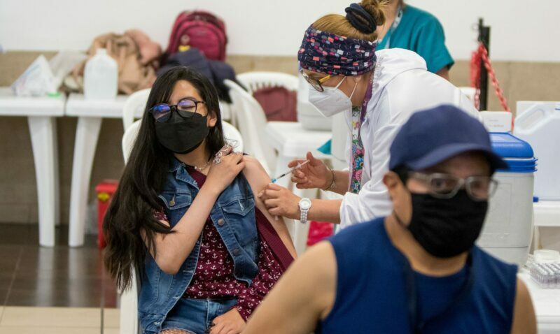 29 puntos de vacunación están habilitados en Quito. El Ministerio de Salud trabaja con otras entidades públicas y privadas para acelerar la cobertura de refuerzos. Foto: Fausto Terán.