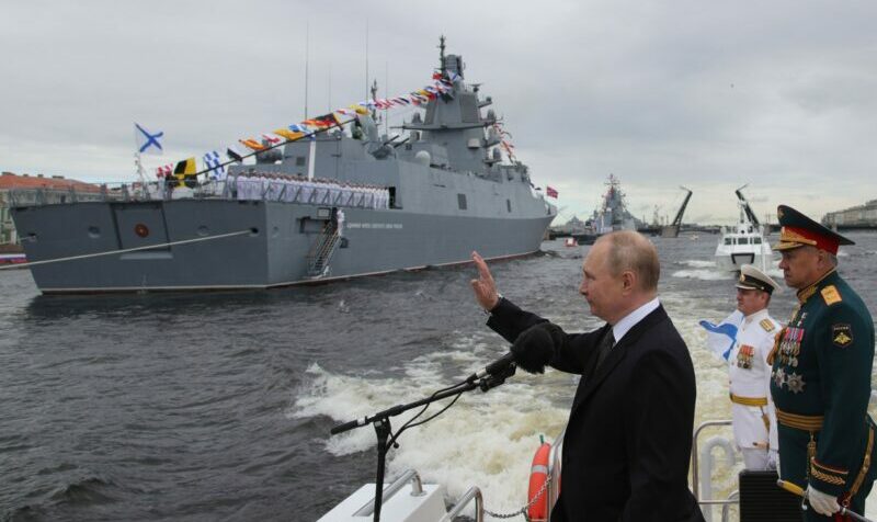 Vladimir Putin supervisó ayer el desfile naval que reunió a más de 40 buques y 3 500 militares. Foto: EFE.