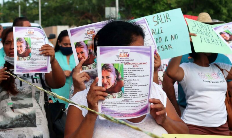 Personas marchan para exigir justicia por sus familiares y amigos desaparecidos, en Cancún, un destino turístico. Foto: EFE.