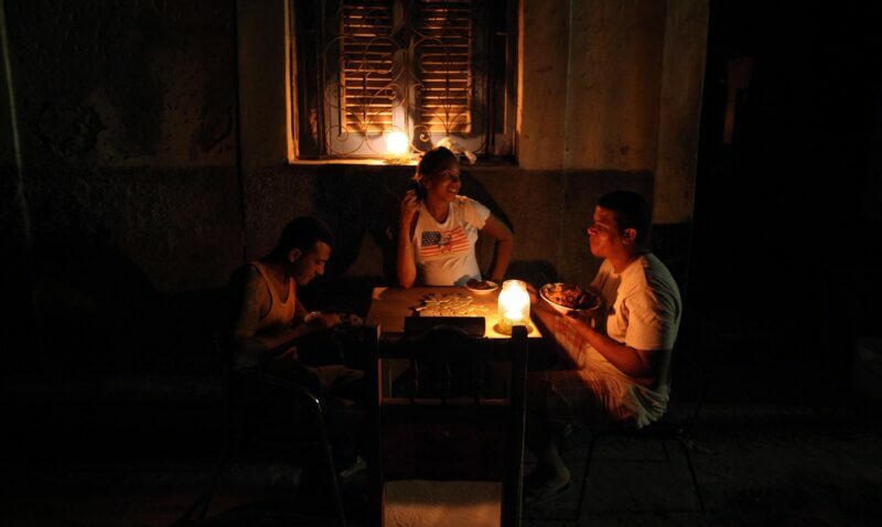 La empresa eléctrica estatal cubana anunció para este martes nuevos apagones debido al déficit de generación. Foto: EFE.
