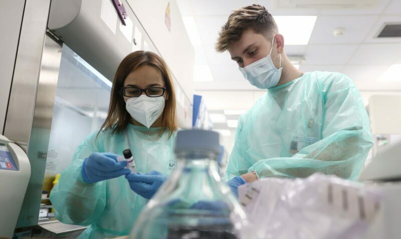 Laboratoristas del Hospital G. Marañón de Madrid hacen análisis PCR para detectar viruela del mono. Foto: Europa Press.