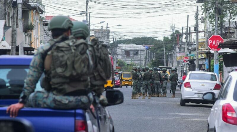 Militares custodian las zonas afectadas en Cristo del Consuelo. Recorren las calles y verifican novedades. Foto: El Comercio.
