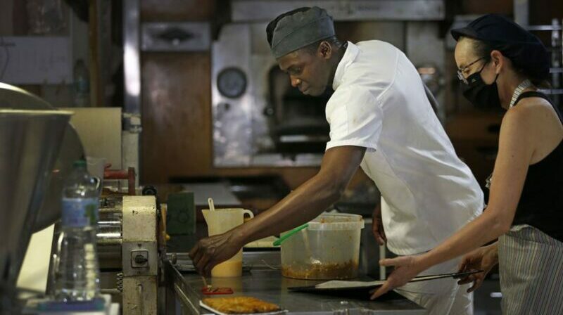 Ousman, de Gambia, llegó a Valencia en el Aquarius, hace cuatro años, y recibió un premio por su trabajo en una panadería. Foto: EFE.