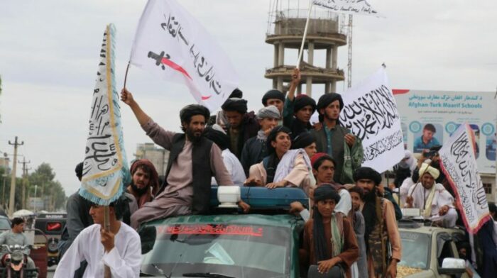 Militantes talibanes celebran su primer aniversario de retorno al poder en Afganistán, con una movilización motorizada en Kandahar. Foto: EFE.