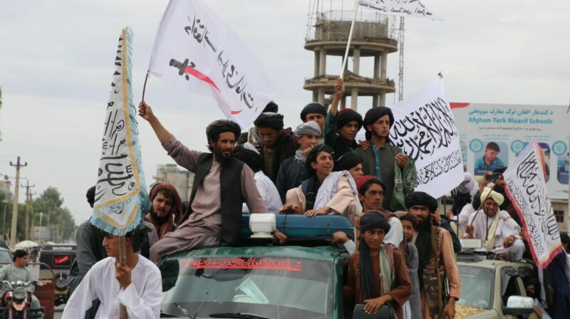Militantes talibanes celebraban el 22 de agosto pasado su primer aniversario de retorno al poder en Afganistán, con una movilización motorizada en Kandahar. Foto: EFE.