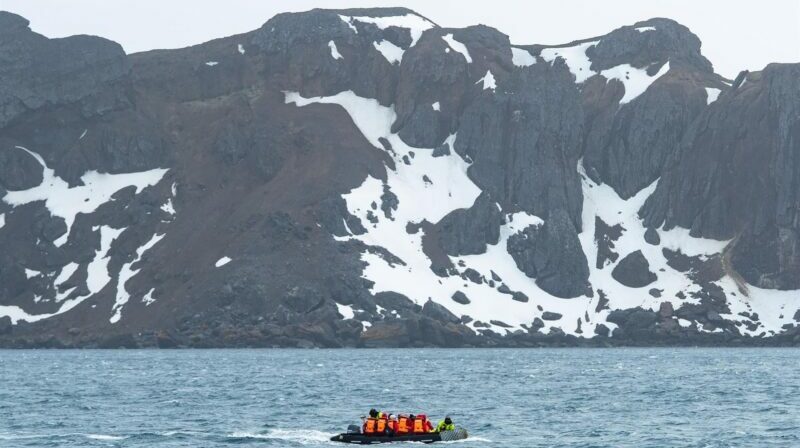 Un grupo de expertos verifica las condiciones del deshielo en la bahía Fildes, en la isla Rey Jorge, de la Antártida. Foto: EFE.
