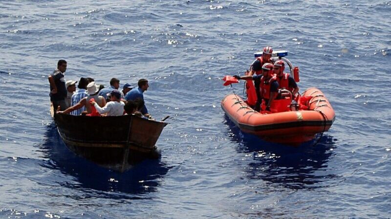 Según datos de la Guardia Costera de EE.UU., desde octubre han interceptado a 3 963 cubanos en el mar. Foto: EFE.
