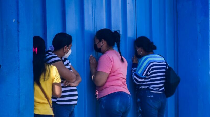 Madres de familia vigilan en el exterior de una escuela del sector de Mapasingue, involucrada en un caso de abuso sexual contra un niño. Foto: Enrique Pesantes / EL COMERCIO.