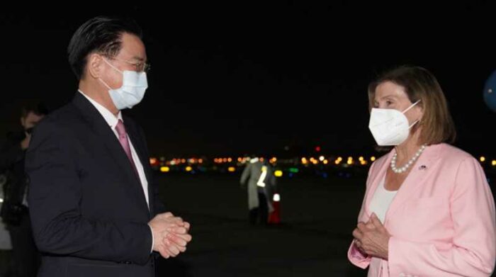 La presidenta de la Cámara de Representantes de EE.UU., Nancy Pelosi (d), al ser recibida por el canciller taiwanés, Joseph Wu, en el aeropuerto de Taipei. Foto: EFE/Ministerio de Relaciones Exteriores de Taiwán