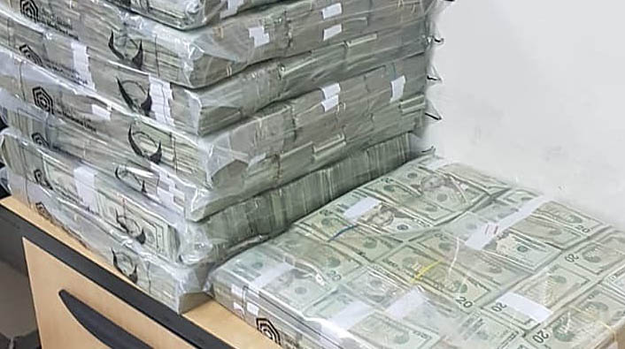La Fiscalía y Policía Nacional hallaron cerca de USD 5 millones de dólares en la vivienda de una víctima de sicariato en Guayaquil. Foto: Fiscalía.