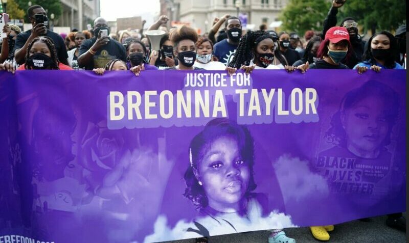 La muerte de la afroamericana Breonna Taylor conmocionó a EE.UU., lo que provocó protestas en contra del racismo. Foto: Twitter @SIfill_