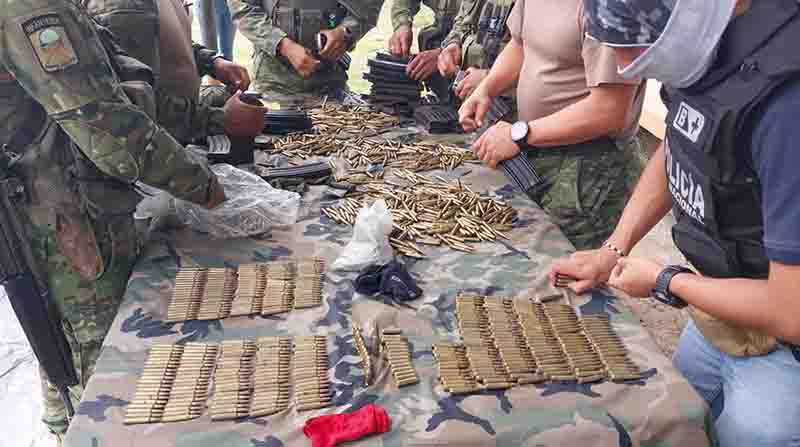 Este 18 de agosto del 2022, militares se incautaron de municiones y alimentadoras, que pertenecían a grupos irregulares de Colombia. Foto: FF.AA./Cortesía