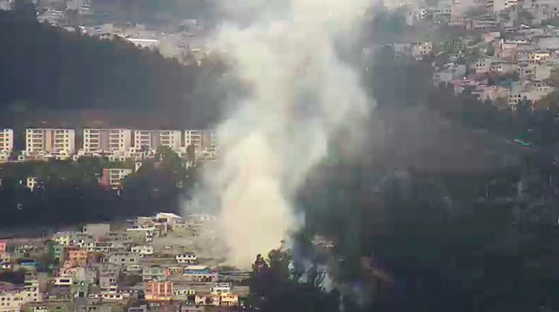 El Cuerpo de Bomberos de Quito acudió a los dos lugares donde se registraron incendios forestales. Foto: Cortesía Ecu 911