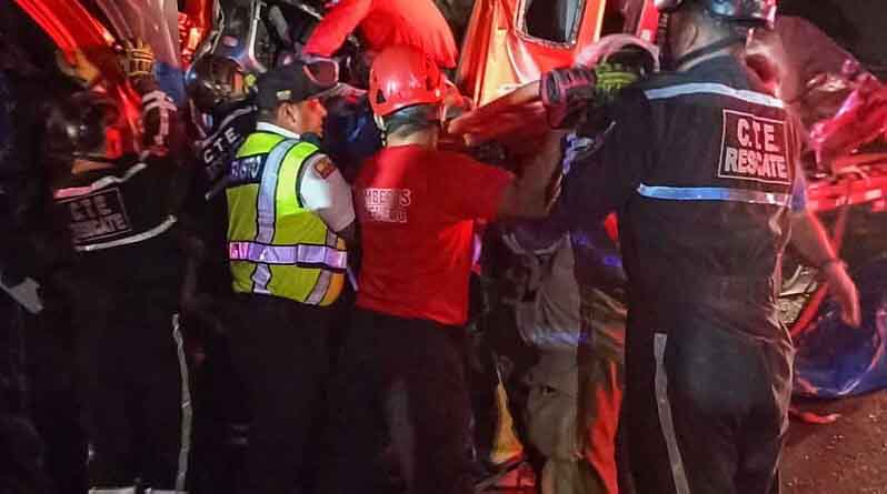 El conductor del automotor pesado quedó atrabado entre los hierros retorcidos del vehículo. Foto: Twitter @CTEcuador