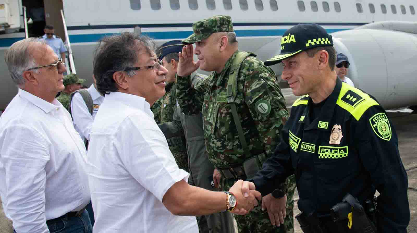 El presidente de Colombia, Gustavo Petro, llegó al departamento de Bolívar, donde se desarrolló un Consejo de Seguridad para evaluar la situación de orden público en dicha región. Foto: Twitter.