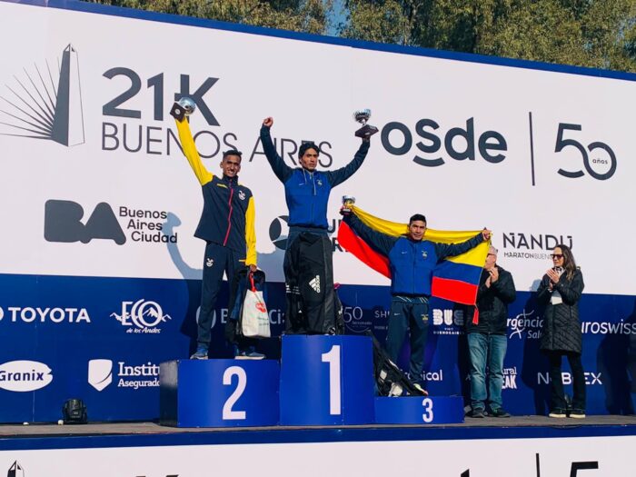 Cristhian Vásconez, Vicente Loza y Segundo Jami, en el podio de la Media Maratón de Buenos Aires. Foto: Federación Ecuatoriana de Atletismo