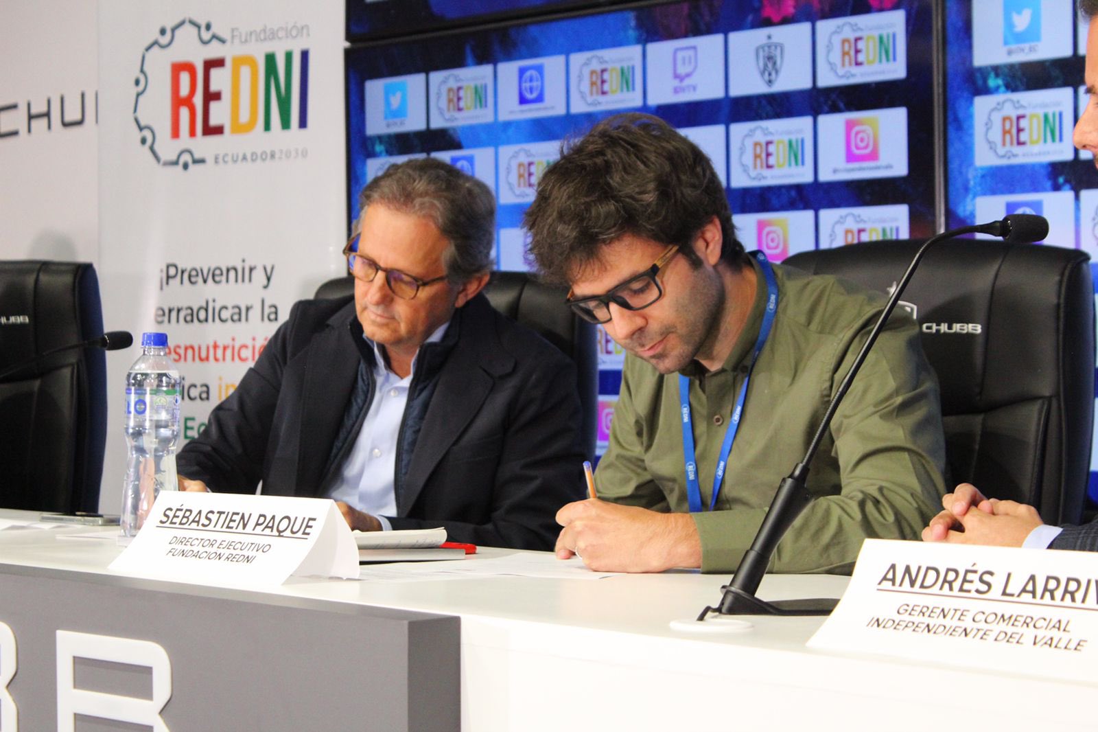 Franklin Tello, presidente de Independiente y Sébastien Paque, de la fundación Redni, durante la firma del convenio. Foto: IDV