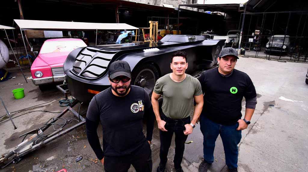 Andrés Quirola, Jorge Loor y Jorge Rodríguez, del equipo creativo de Sfx Garage, recrearon para la Comic Con 2022 el batimóvil de una serie animada. Foto: Enrique Pesántes / EL COMERCIO.