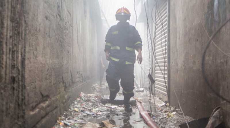 El incendio comenzó a mediodía y tuvo lugar en un edificio de tres plantas situado en el barrio de Chawkbazar del casco viejo de la capital bangladesí. Foto: EFE