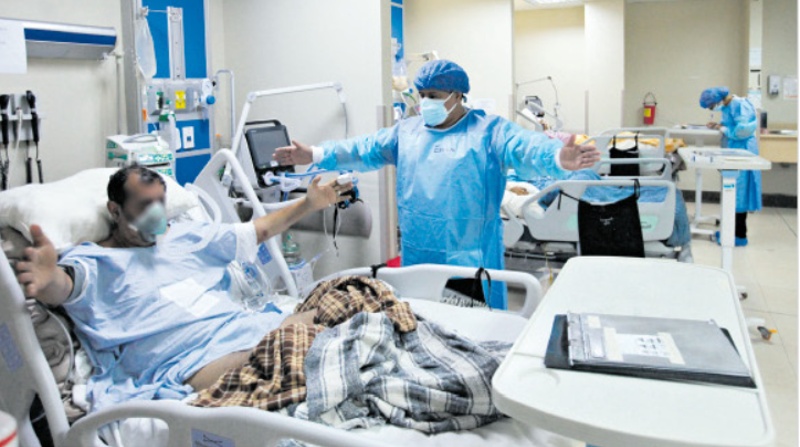 Un paciente se recupera en la Unidad de Cuidados Intensivos, en el hospital Pablo Arturo Suárez. Foto: Julio Estrella / EL COMERCIO.