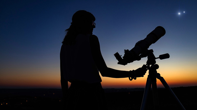 La Velada Astronómica permitirá observar la noche estrellada a través de binoculares y telescopios que revelarán la magia del universo. Foto: Cortesía Fundación Museos de la Ciudad
