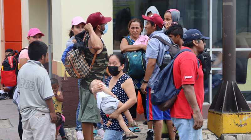 Grupos de migrantes centroamericanos convocaron a una nueva caravana este domingo, en la ciudad de Tapachula en Chiapas (México). Foto: EFE/Juan Manuel Blanco