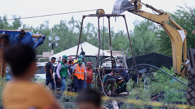Personal de rescate labora en la zona donde se encuentran 10 mineros atrapados, hoy en el municipio de Sabinas en Coahuila (México). Foto: EFE