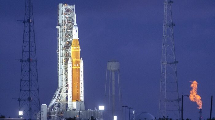 Imagen del cohete SLS, con la cápsula Orión en su cúspide, este lunes, durante los preparativos del fallido lanzamiento de la nave. Foto: Agencia EFE