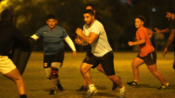 Quito no cuenta con una cancha de rugby. Los clubes adaptan los espacios en donde se practica fútbol para jugar. Fotos: Carlos Noriega y Diego Pallero / EL COMERCIO