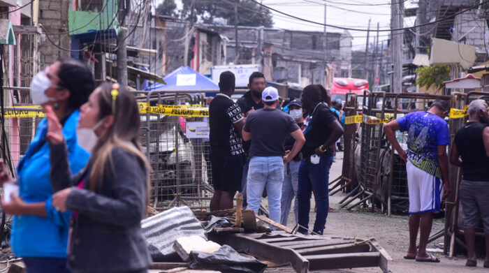 Autoridades y pobladores revisan los daños causados por el aten­tado explosivo de la madrugada del domingo. Foto: EL COMERCIO
