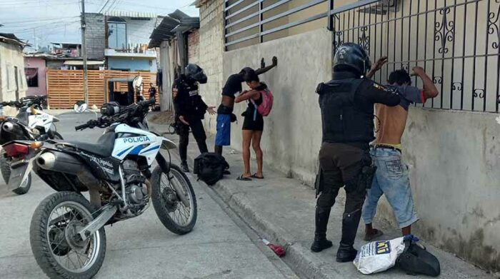 En la Zona 8 existe un estado de excepción que ha facultado a la Policía para hacer más operativos en los barrios. Foto: Archivo / EL COMERCIO.