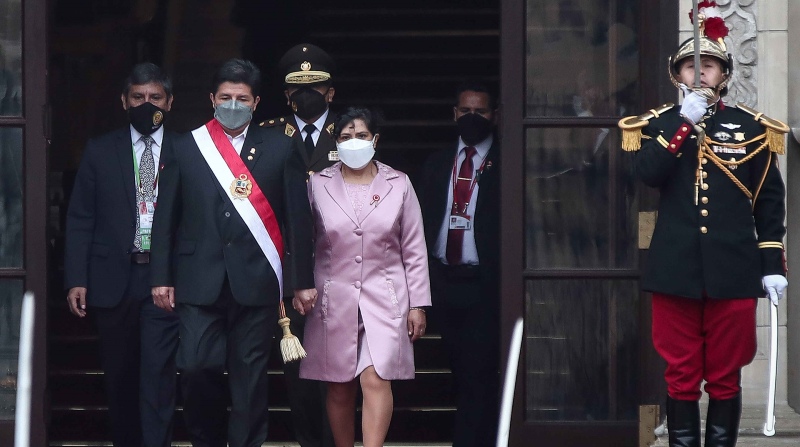 Imagen de archivo de la pareja presidencial peruana: el mandatario Pedro Castillo acompañado de la primera dama, Lilia Paredes. Foto: EFE