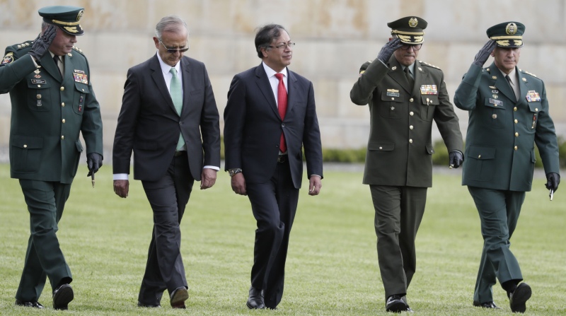 El presidente Gustavo Petro (c) camina junto a la cúpula Militar y de Policía, durante la posesión del nuevo Director de la Policía Nacional. Foto: EFE