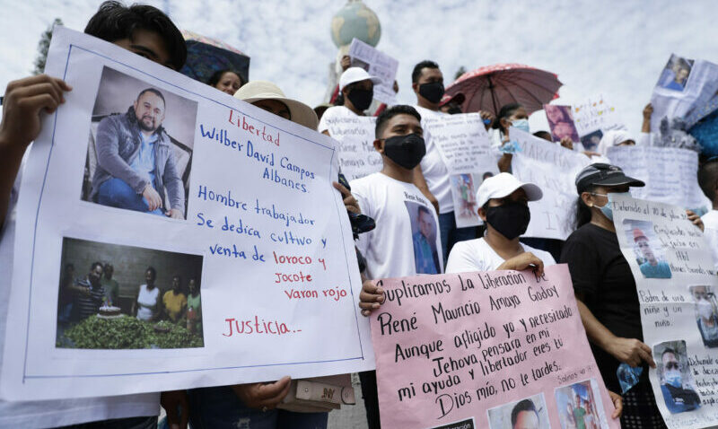 Familiares de detenidos por el régimen protestan contra las detenciones arbitrarias hoy, en San Salvador (El Salvador). Foto: EFE.