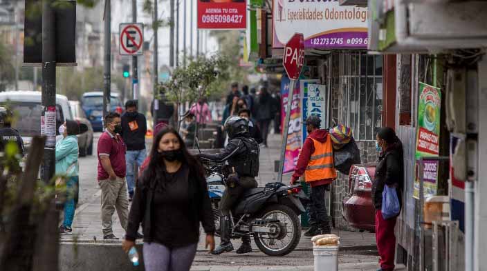 La Policía Nacional realiza patrullaje en la calle Jóse María Alemán, en el sector de Solanda. Foto: Carlos Noriega / EL COMERCIO.