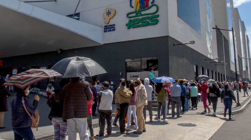 Afiliados hicieron largas filas hace una semana por un turno en el Hospital IESS Quito Sur, que tuvo que habilitar un espacio para agendar citas. Foto: Carlos Noriega / EL COMERCIO.