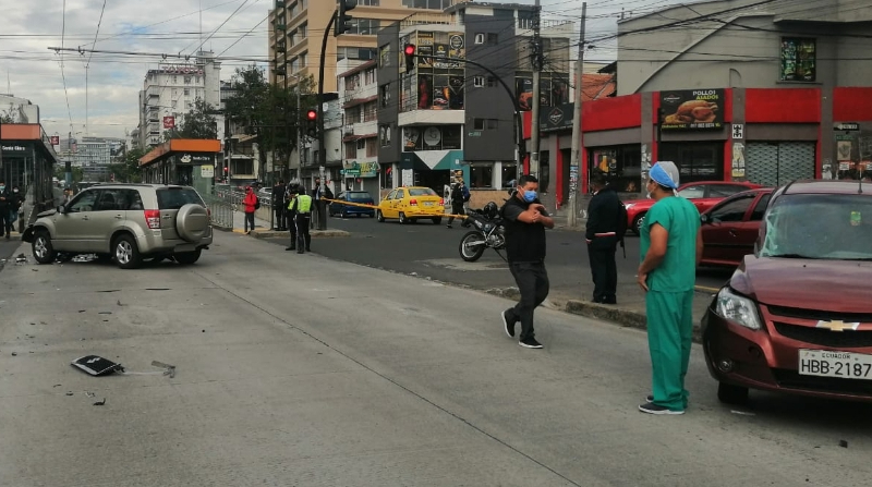 Agentes de tránsito cerraron varias vías en el sector de La Mariscal debido a un siniestro registrado esta mañana. Foto: Cortesía AMT