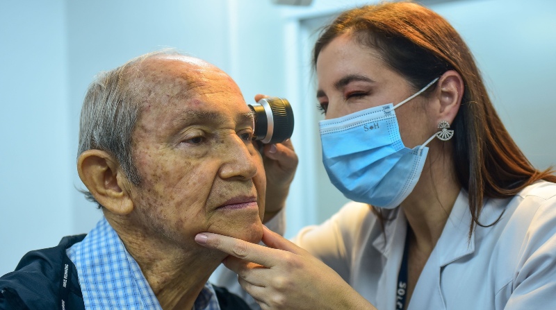 En Solca Guayaquil, la dermatóloga María Fernanda Carvajal revisa las lesiones en la piel. Foto: Enrique Pesantes / EL COMERCIO